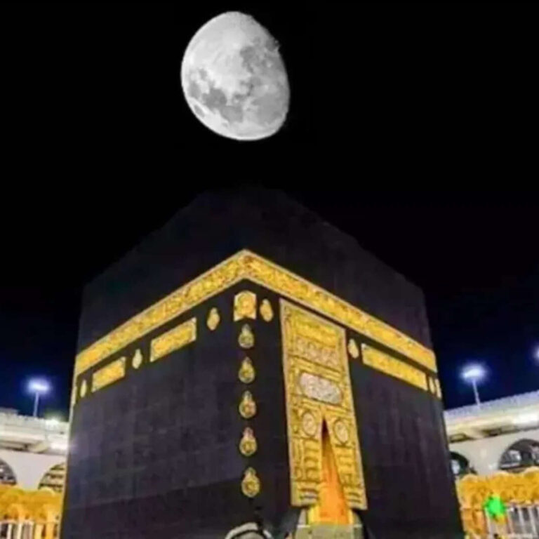 Celestial Alignment: Ramazan Moon Guides Devotion Above Kaaba